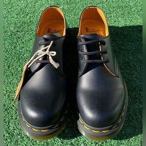 New Dr. Martens Air Wair Smooth Black 11837 Leather Oxfords Womens Sz 6 No Box